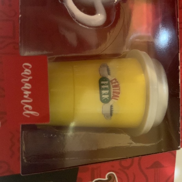 NIB Friends lip balm set vanilla cappuccino cup and caramel coffee cup latte - Picture 4 of 4